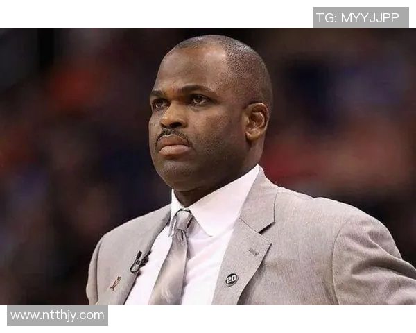 场边一道靓丽的风景线！NBA杯半决赛美女主持人Taylor Rooks美图